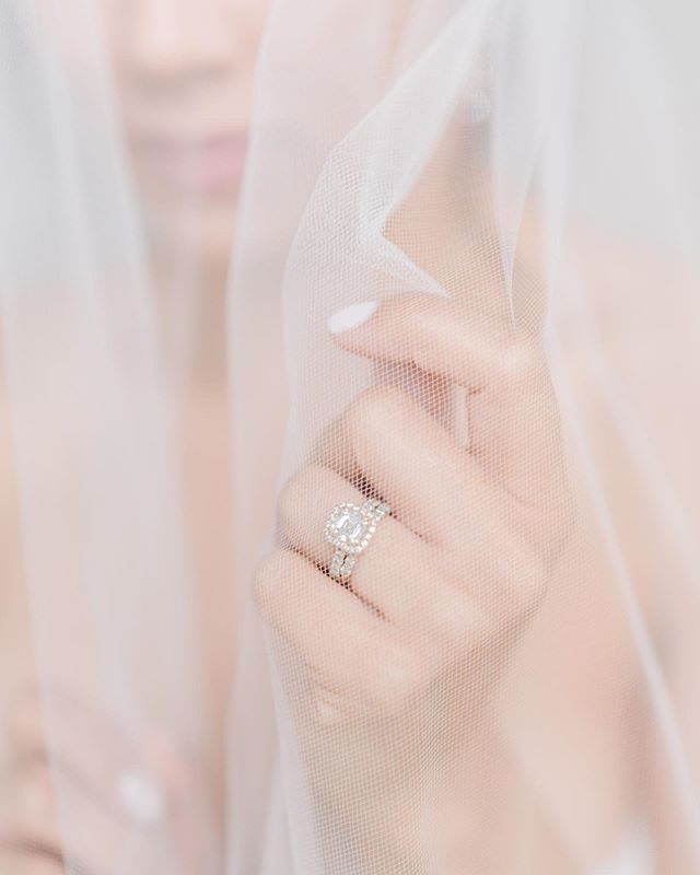 There’s something so soft and romantic about veil shots 💛